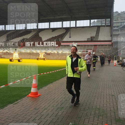 07.12.2025 - St. Pauli X-Mass-Run No. 15 Fabian Wolf http://msf.ph/oto/9392286 07.12.2025 10:09:22 Ziel 881, 896, 899, 960, 1243, 1248, 1718, 3493, 3756, 4113, 4666 meine-sportfotos.de