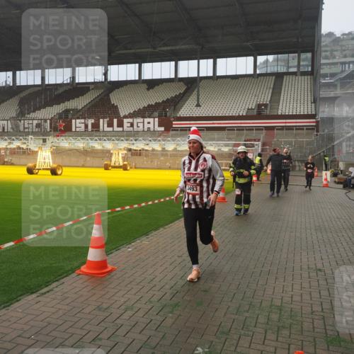 07.12.2025 - St. Pauli X-Mass-Run No. 15 Fabian Wolf http://msf.ph/oto/9392293 07.12.2025 10:09:24 Ziel 800, 881, 896, 899, 960, 1243, 1248, 1718, 3493, 3756, 4666 meine-sportfotos.de