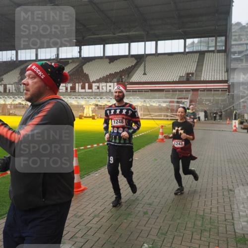 07.12.2025 - St. Pauli X-Mass-Run No. 15 Fabian Wolf http://msf.ph/oto/9392309 07.12.2025 10:09:30 Ziel 800, 881, 896, 899, 960, 1243, 1248, 1718, 3493, 3756 meine-sportfotos.de