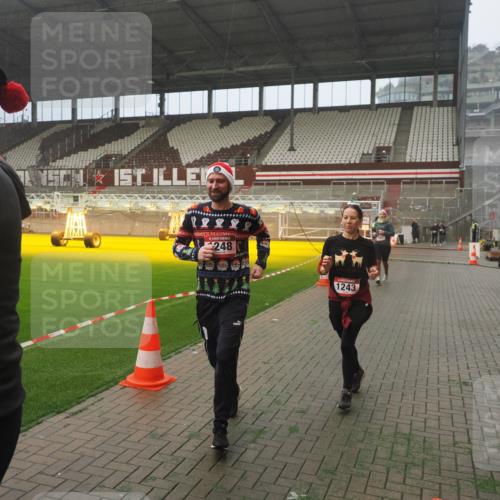 07.12.2025 - St. Pauli X-Mass-Run No. 15 Fabian Wolf http://msf.ph/oto/9392310 07.12.2025 10:09:30 Ziel 800, 881, 896, 899, 960, 1243, 1248, 1718, 3493, 3756 meine-sportfotos.de