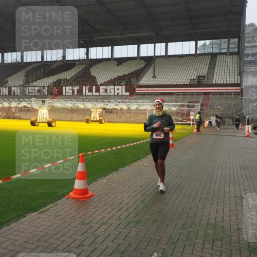 07.12.2025 - St. Pauli X-Mass-Run No. 15 Fabian Wolf http://msf.ph/oto/9392316 07.12.2025 10:09:33 Ziel 800, 899, 1172, 1243, 1248, 1718, 3493, 3756 meine-sportfotos.de