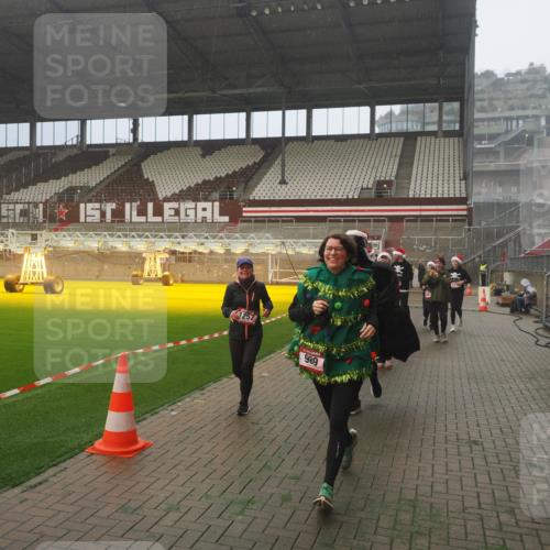 07.12.2025 - St. Pauli X-Mass-Run No. 15 Fabian Wolf http://msf.ph/oto/9392349 07.12.2025 10:09:58 Ziel 989, 1026, 1256, 1257, 1678, 2502, 2504, 2560, 3245, 3246, 3410, 3411 meine-sportfotos.de