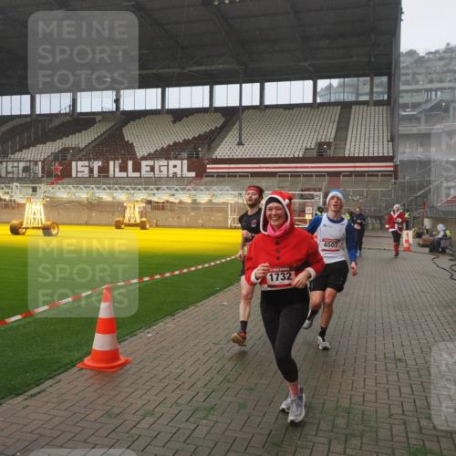 07.12.2025 - St. Pauli X-Mass-Run No. 15 Fabian Wolf http://msf.ph/oto/9392388 07.12.2025 10:10:12 Ziel 962, 1399, 1732, 3245, 3246, 3410, 3411, 4358, 4507 meine-sportfotos.de