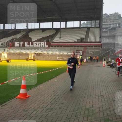 07.12.2025 - St. Pauli X-Mass-Run No. 15 Fabian Wolf http://msf.ph/oto/9392395 07.12.2025 10:10:16 Ziel 962, 1399, 1732, 4358, 4507 meine-sportfotos.de