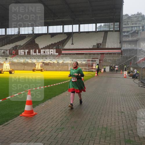 07.12.2025 - St. Pauli X-Mass-Run No. 15 Fabian Wolf http://msf.ph/oto/9392430 07.12.2025 10:10:35 Ziel 550, 964, 1571, 2083, 2087 meine-sportfotos.de