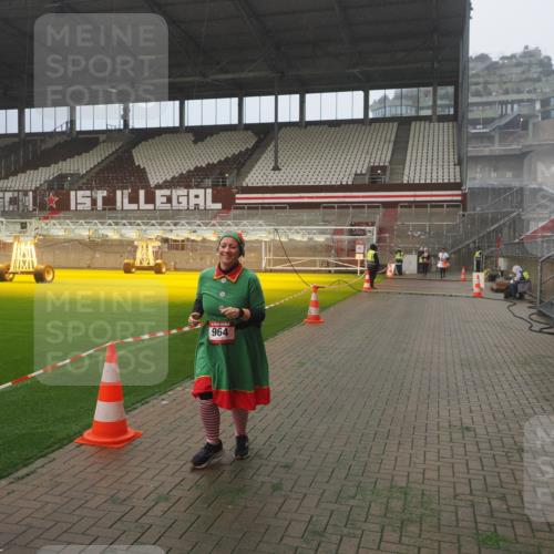 07.12.2025 - St. Pauli X-Mass-Run No. 15 Fabian Wolf http://msf.ph/oto/9392433 07.12.2025 10:10:35 Ziel 550, 964, 1571, 2083, 2087 meine-sportfotos.de