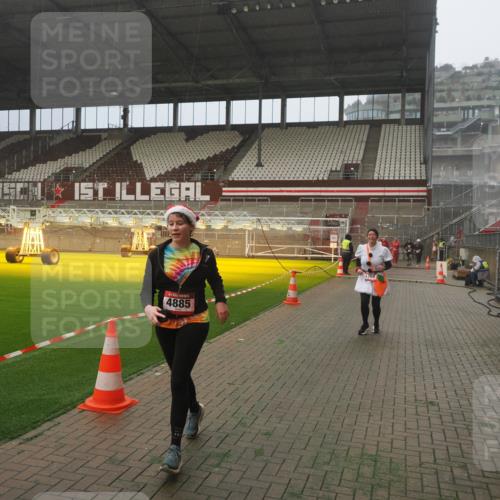 07.12.2025 - St. Pauli X-Mass-Run No. 15 Fabian Wolf http://msf.ph/oto/9392446 07.12.2025 10:10:46 Ziel 964, 1768, 4885 meine-sportfotos.de
