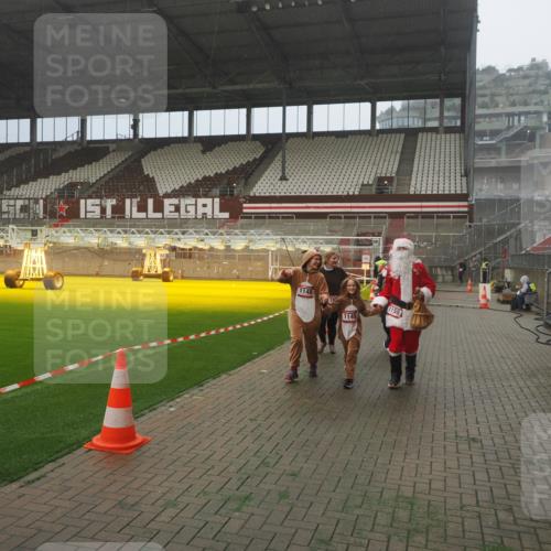 07.12.2025 - St. Pauli X-Mass-Run No. 15 Fabian Wolf http://msf.ph/oto/9392500 07.12.2025 10:11:02 Ziel 57, 979, 983, 1148, 1149, 1150, 1426, 1929, 1935, 2530 meine-sportfotos.de