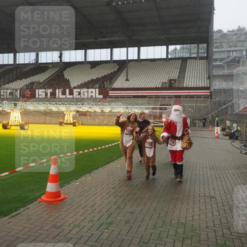 07.12.2025 - St. Pauli X-Mass-Run No. 15 Fabian Wolf http://msf.ph/oto/9392502 07.12.2025 10:11:03 Ziel 57, 979, 983, 1148, 1149, 1150, 1426, 1929, 1935, 2530 meine-sportfotos.de
