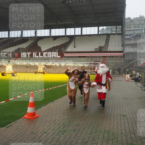 07.12.2025 - St. Pauli X-Mass-Run No. 15 Fabian Wolf http://msf.ph/oto/9392503 07.12.2025 10:11:03 Ziel 57, 979, 983, 1148, 1149, 1150, 1426, 1929, 1935, 2530 meine-sportfotos.de