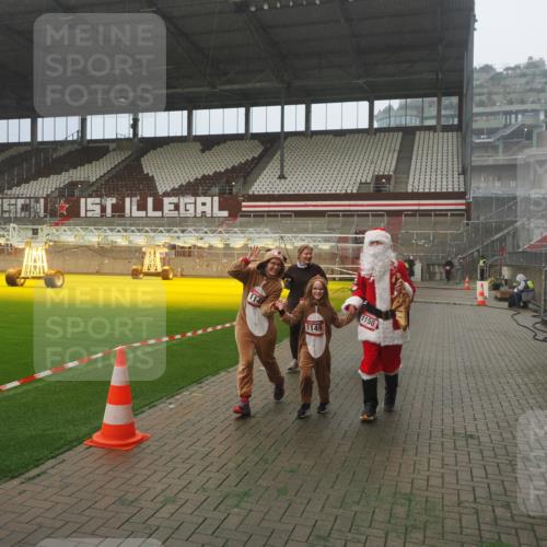 07.12.2025 - St. Pauli X-Mass-Run No. 15 Fabian Wolf http://msf.ph/oto/9392504 07.12.2025 10:11:03 Ziel 57, 979, 983, 1148, 1149, 1150, 1426, 1929, 1935, 2530 meine-sportfotos.de