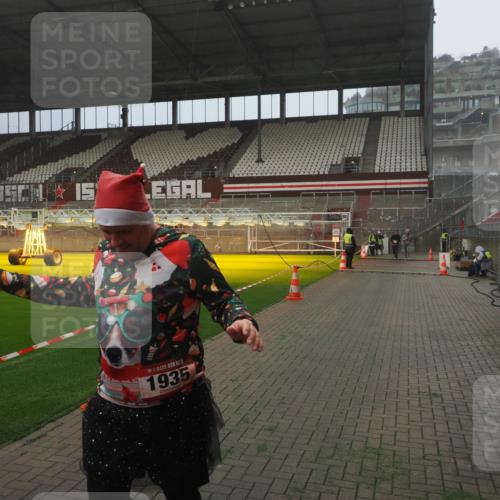 07.12.2025 - St. Pauli X-Mass-Run No. 15 Fabian Wolf http://msf.ph/oto/9392519 07.12.2025 10:11:06 Ziel 57, 979, 983, 1148, 1149, 1150, 1426, 1929, 1935, 2530 meine-sportfotos.de