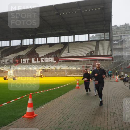 07.12.2025 - St. Pauli X-Mass-Run No. 15 Fabian Wolf http://msf.ph/oto/9392523 07.12.2025 10:11:15 Ziel 1935, 1969, 3815 meine-sportfotos.de