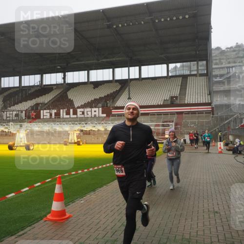 07.12.2025 - St. Pauli X-Mass-Run No. 15 Fabian Wolf http://msf.ph/oto/9392527 07.12.2025 10:11:16 Ziel 1969, 3354, 3815, 4499, 4525 meine-sportfotos.de