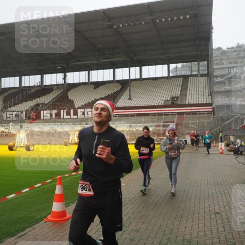 07.12.2025 - St. Pauli X-Mass-Run No. 15 Fabian Wolf http://msf.ph/oto/9392528 07.12.2025 10:11:16 Ziel 1969, 3354, 3815, 4499, 4525 meine-sportfotos.de