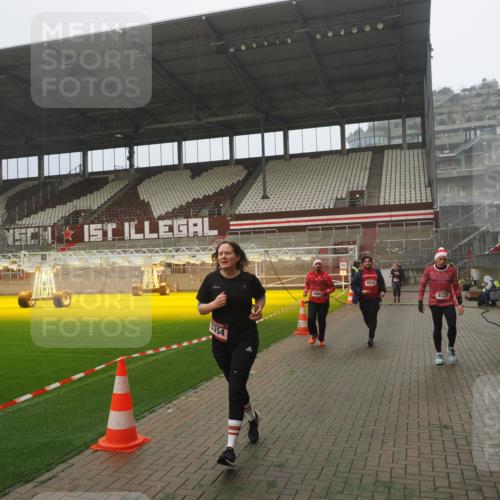 07.12.2025 - St. Pauli X-Mass-Run No. 15 Fabian Wolf http://msf.ph/oto/9392541 07.12.2025 10:11:24 Ziel 1969, 3354, 3815, 4499, 4525, 4659, 4661, 4662 meine-sportfotos.de