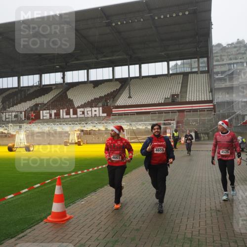 07.12.2025 - St. Pauli X-Mass-Run No. 15 Fabian Wolf http://msf.ph/oto/9392547 07.12.2025 10:11:26 Ziel 1969, 3354, 3815, 4499, 4525, 4659, 4661, 4662 meine-sportfotos.de