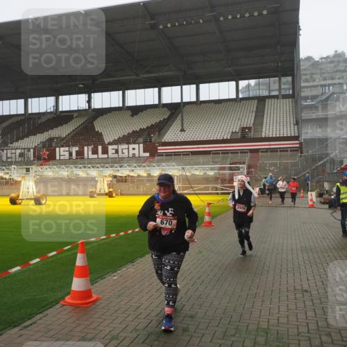 07.12.2025 - St. Pauli X-Mass-Run No. 15 Fabian Wolf http://msf.ph/oto/9392592 07.12.2025 10:11:44 Ziel 670, 2906, 2909, 3085, 3761, 3767, 3909 meine-sportfotos.de