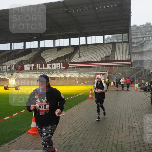 07.12.2025 - St. Pauli X-Mass-Run No. 15 Fabian Wolf http://msf.ph/oto/9392595 07.12.2025 10:11:45 Ziel 670, 2906, 2909, 3085, 3761, 3767, 3909 meine-sportfotos.de