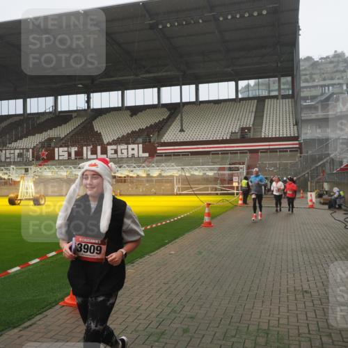 07.12.2025 - St. Pauli X-Mass-Run No. 15 Fabian Wolf http://msf.ph/oto/9392604 07.12.2025 10:11:46 Ziel 670, 2906, 2909, 3085, 3761, 3767, 3909 meine-sportfotos.de