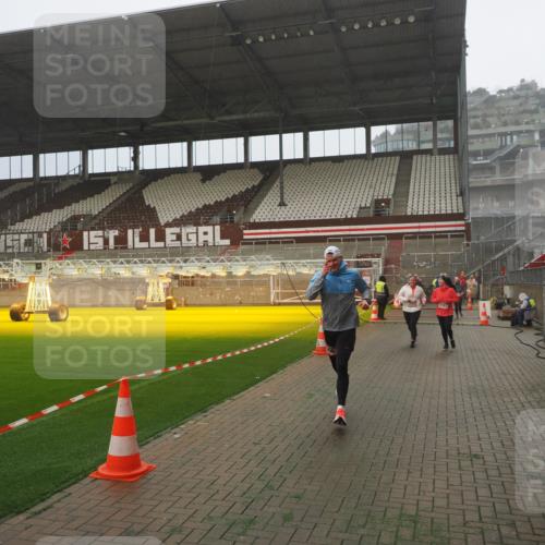 07.12.2025 - St. Pauli X-Mass-Run No. 15 Fabian Wolf http://msf.ph/oto/9392610 07.12.2025 10:11:48 Ziel 670, 1687, 2906, 2909, 3085, 3761, 3767, 3909, 3932, 3935 meine-sportfotos.de