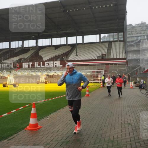 07.12.2025 - St. Pauli X-Mass-Run No. 15 Fabian Wolf http://msf.ph/oto/9392613 07.12.2025 10:11:49 Ziel 670, 1687, 2906, 2909, 3085, 3761, 3767, 3909, 3932, 3935 meine-sportfotos.de