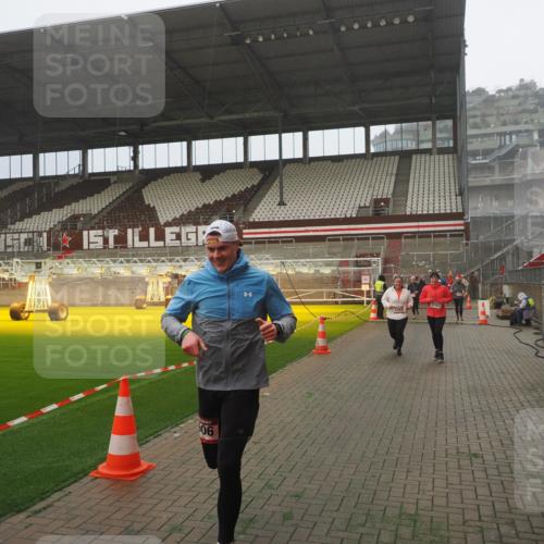 07.12.2025 - St. Pauli X-Mass-Run No. 15 Fabian Wolf http://msf.ph/oto/9392614 07.12.2025 10:11:49 Ziel 670, 1687, 2906, 2909, 3085, 3761, 3767, 3909, 3932, 3935 meine-sportfotos.de