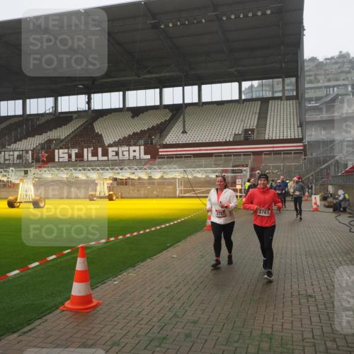 07.12.2025 - St. Pauli X-Mass-Run No. 15 Fabian Wolf http://msf.ph/oto/9392621 07.12.2025 10:11:51 Ziel 670, 1687, 1688, 2906, 2909, 3085, 3761, 3767, 3909, 3932, 3935 meine-sportfotos.de