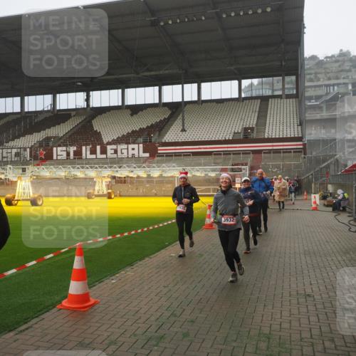07.12.2025 - St. Pauli X-Mass-Run No. 15 Fabian Wolf http://msf.ph/oto/9392632 07.12.2025 10:11:57 Ziel 756, 1687, 1688, 1833, 2177, 2906, 3761, 3767, 3870, 3932, 3935 meine-sportfotos.de