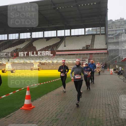 07.12.2025 - St. Pauli X-Mass-Run No. 15 Fabian Wolf http://msf.ph/oto/9392633 07.12.2025 10:11:57 Ziel 756, 1687, 1688, 1833, 2177, 2906, 3761, 3767, 3870, 3932, 3935 meine-sportfotos.de