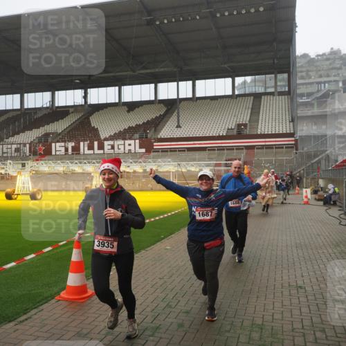 07.12.2025 - St. Pauli X-Mass-Run No. 15 Fabian Wolf http://msf.ph/oto/9392642 07.12.2025 10:11:58 Ziel 756, 1389, 1687, 1688, 1833, 2177, 2906, 3761, 3767, 3870, 3932, 3935 meine-sportfotos.de