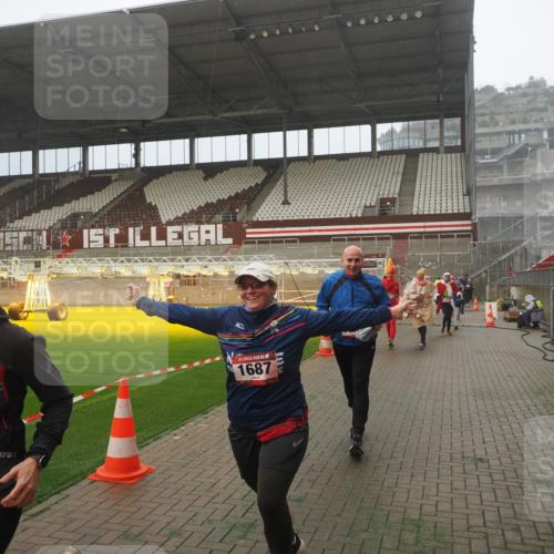 07.12.2025 - St. Pauli X-Mass-Run No. 15 Fabian Wolf http://msf.ph/oto/9392645 07.12.2025 10:11:59 Ziel 756, 1389, 1687, 1688, 1833, 2177, 2906, 3761, 3767, 3870, 3932, 3935, 4658 meine-sportfotos.de