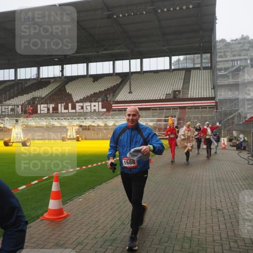 07.12.2025 - St. Pauli X-Mass-Run No. 15 Fabian Wolf http://msf.ph/oto/9392649 07.12.2025 10:12:00 Ziel 756, 1389, 1687, 1688, 1833, 2177, 2906, 3761, 3767, 3870, 3932, 3935, 4658 meine-sportfotos.de