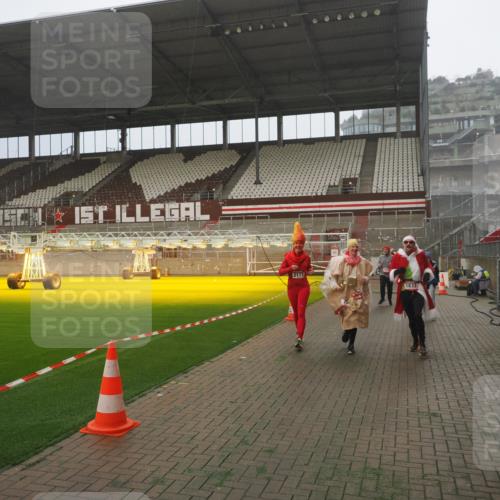 07.12.2025 - St. Pauli X-Mass-Run No. 15 Fabian Wolf http://msf.ph/oto/9392657 07.12.2025 10:12:01 Ziel 756, 1389, 1687, 1688, 1833, 2177, 2906, 3761, 3767, 3870, 3932, 3935, 4658 meine-sportfotos.de