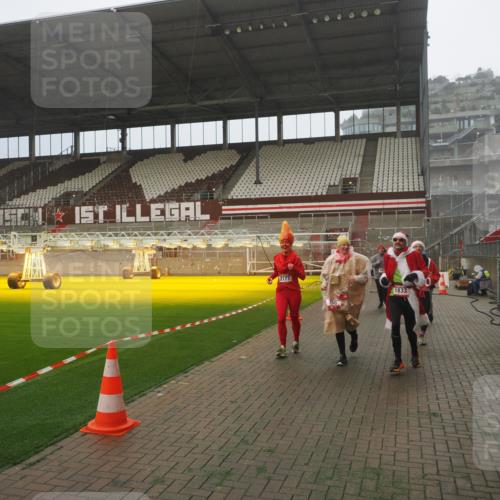 07.12.2025 - St. Pauli X-Mass-Run No. 15 Fabian Wolf http://msf.ph/oto/9392658 07.12.2025 10:12:02 Ziel 756, 1389, 1687, 1688, 1833, 2177, 2906, 3761, 3767, 3870, 3932, 3935, 4658 meine-sportfotos.de