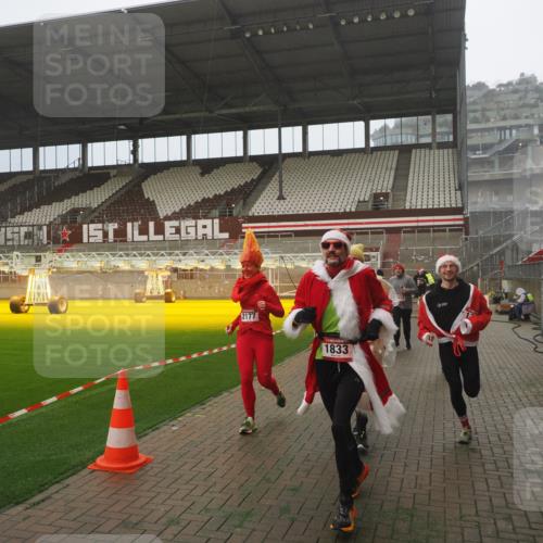 07.12.2025 - St. Pauli X-Mass-Run No. 15 Fabian Wolf http://msf.ph/oto/9392663 07.12.2025 10:12:03 Ziel 756, 1389, 1526, 1687, 1688, 1833, 2177, 2906, 3767, 3870, 3932, 3935, 4658 meine-sportfotos.de