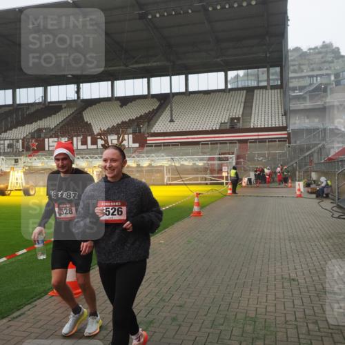 07.12.2025 - St. Pauli X-Mass-Run No. 15 Fabian Wolf http://msf.ph/oto/9392686 07.12.2025 10:12:13 Ziel 756, 1389, 1526, 1833, 2177, 3870, 4658 meine-sportfotos.de