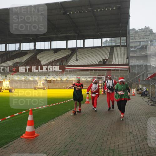07.12.2025 - St. Pauli X-Mass-Run No. 15 Fabian Wolf http://msf.ph/oto/9392693 07.12.2025 10:12:27 Ziel 1070, 1072, 1074, 1077, 2758, 2760, 2770 meine-sportfotos.de