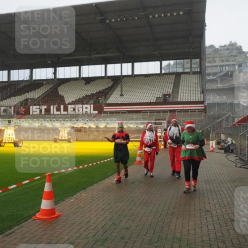 07.12.2025 - St. Pauli X-Mass-Run No. 15 Fabian Wolf http://msf.ph/oto/9392694 07.12.2025 10:12:28 Ziel 1070, 1072, 1074, 1077, 2758, 2760, 2770, 3585 meine-sportfotos.de