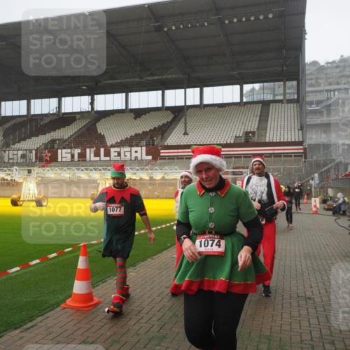 07.12.2025 - St. Pauli X-Mass-Run No. 15 Fabian Wolf http://msf.ph/oto/9392704 07.12.2025 10:12:30 Ziel 1070, 1072, 1074, 1077, 2758, 2760, 2770, 3585 meine-sportfotos.de