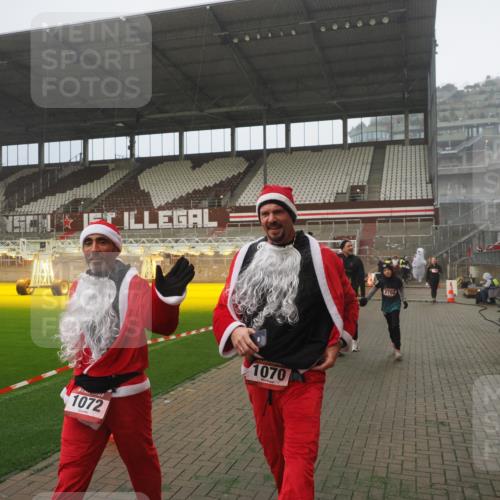 07.12.2025 - St. Pauli X-Mass-Run No. 15 Fabian Wolf http://msf.ph/oto/9392712 07.12.2025 10:12:32 Ziel 1070, 1072, 1074, 1077, 2758, 2760, 2770, 3585 meine-sportfotos.de