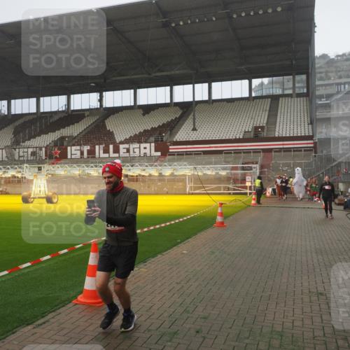 07.12.2025 - St. Pauli X-Mass-Run No. 15 Fabian Wolf http://msf.ph/oto/9392725 07.12.2025 10:12:36 Ziel 1070, 1072, 1074, 1077, 2758, 2760, 2770, 3428, 3514, 3585, 3799, 3834, 3836 meine-sportfotos.de