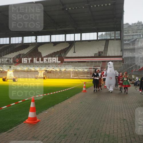 07.12.2025 - St. Pauli X-Mass-Run No. 15 Fabian Wolf http://msf.ph/oto/9392730 07.12.2025 10:12:42 Ziel 9, 18, 2758, 2760, 2770, 3040, 3428, 3514, 3551, 3557, 3585, 3799, 3834, 3836 meine-sportfotos.de