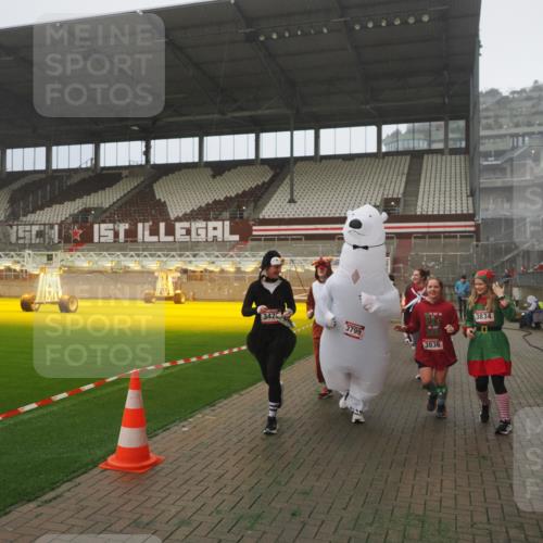 07.12.2025 - St. Pauli X-Mass-Run No. 15 Fabian Wolf http://msf.ph/oto/9392731 07.12.2025 10:12:45 Ziel 9, 18, 938, 2758, 2760, 2770, 3040, 3428, 3514, 3551, 3557, 3585, 3799, 3834, 3836 meine-sportfotos.de