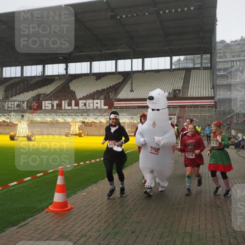 07.12.2025 - St. Pauli X-Mass-Run No. 15 Fabian Wolf http://msf.ph/oto/9392732 07.12.2025 10:12:45 Ziel 9, 18, 938, 2758, 2760, 2770, 3040, 3428, 3514, 3551, 3557, 3585, 3799, 3834, 3836 meine-sportfotos.de