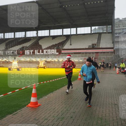 07.12.2025 - St. Pauli X-Mass-Run No. 15 Fabian Wolf http://msf.ph/oto/9392759 07.12.2025 10:12:56 Ziel 9, 18, 80, 938, 1397, 2687, 3040, 3428, 3514, 3551, 3557, 3799, 3834, 3836, 4487 meine-sportfotos.de