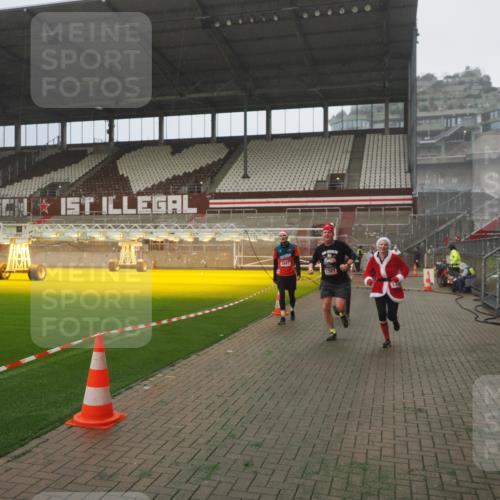 07.12.2025 - St. Pauli X-Mass-Run No. 15 Fabian Wolf http://msf.ph/oto/9392772 07.12.2025 10:13:02 Ziel 80, 938, 1397, 1733, 2687, 2711, 2712, 4487 meine-sportfotos.de