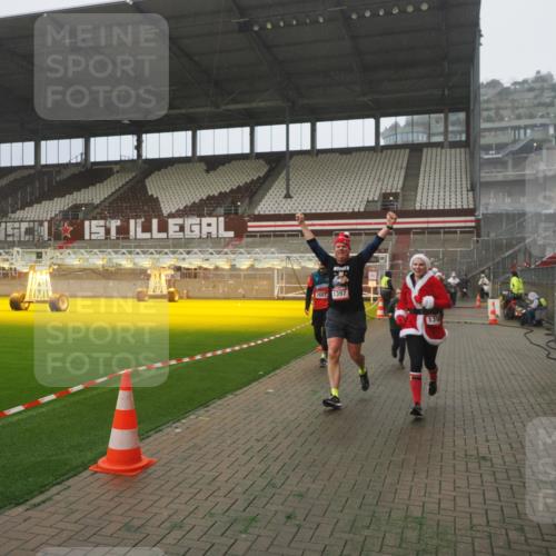 07.12.2025 - St. Pauli X-Mass-Run No. 15 Fabian Wolf http://msf.ph/oto/9392775 07.12.2025 10:13:02 Ziel 80, 938, 1397, 1733, 2687, 2711, 2712, 4487 meine-sportfotos.de