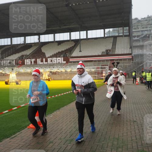 07.12.2025 - St. Pauli X-Mass-Run No. 15 Fabian Wolf http://msf.ph/oto/9392808 07.12.2025 10:13:15 Ziel 1044, 1126, 1397, 1733, 2711, 2712, 3588, 3589, 4081, 4082, 4083, 4664 meine-sportfotos.de