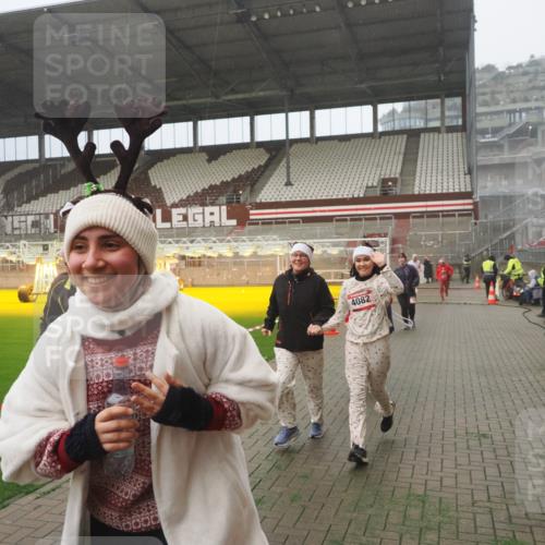07.12.2025 - St. Pauli X-Mass-Run No. 15 Fabian Wolf http://msf.ph/oto/9392818 07.12.2025 10:13:17 Ziel 1044, 1062, 1126, 1220, 1733, 2711, 2712, 3588, 3589, 4081, 4082, 4083, 4664 meine-sportfotos.de